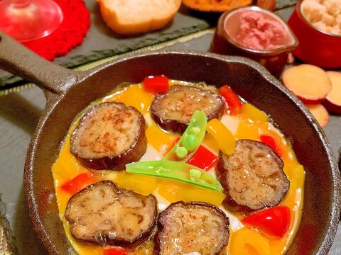茄子マリネと彩りパプリカのスキレットチーズオムレツ